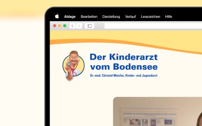 Ein Mockup der Webseite, dargestellt auf einem MacBook Air.
